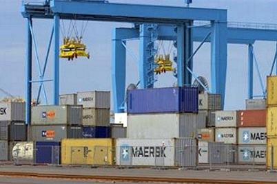 Stacker cranes or gantry cranes with igus® e-chains® and chainflex® cables