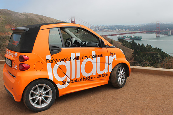 iglidur® on tour: a Smart equipped with 56 bearings.