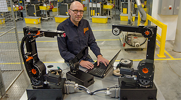 Martin Raak programmes robolink® robot arms