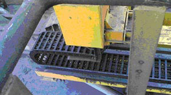 Discharging station for crude metal/metal scrap